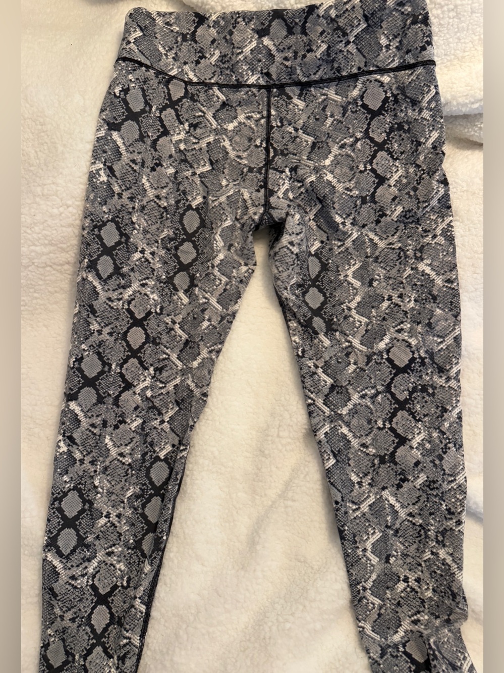 Victoria secret 7/8 knockout sport Gray Snake Print tight